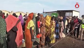 السودانيون يصطفون في طوابير لشحن هواتفهم 