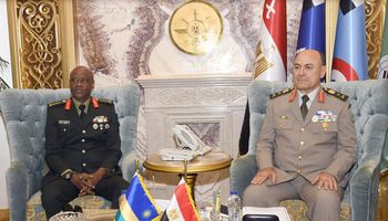  الفريق أسامة عسكر يلتقى رئيس أركان قوات الدفاع الرواندية 