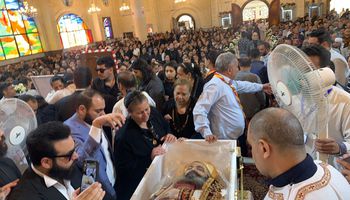 المئات من أقباط بورسعيد يشيعيون جثمان القس أندراوس كاهن كنيسة مارمينا 