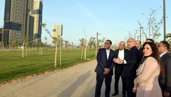 رئيس الوزراء يتفقد الحدائق المركزية "النهر الأخضر" بالعاصمة الإدارية الجديدة