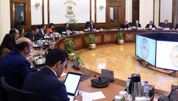رئيس الوزراء يستعرض مع مسئولي البنك الدولي عناصر مقترحة لاستراتيجية تنمية الصناعة 