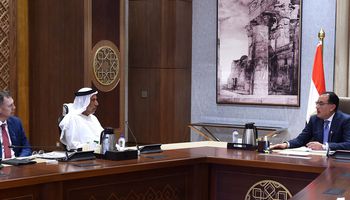 رئيس الوزراء يلتقي رئيس مجموعة "الغرير" الاستثمارية الإماراتية
