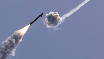 صاروخ يستهدف تل أبيب