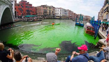 ظهور سائل غريب في مياه البندقية في إيطاليا