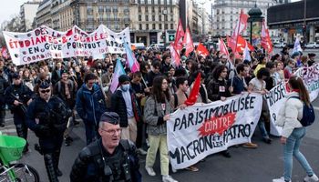 فرنسا.. عشرات الآلاف يتظاهرون احتجاجًا على إصلاح نظام التقاعد