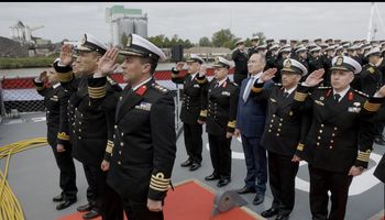قائد القوات البحرية يرفع العلم المصرى على الفرقاطة " القهار " 