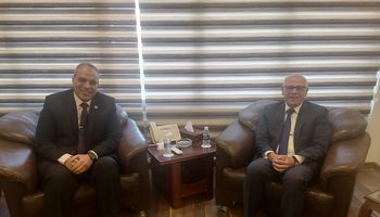 محافظ بورسعيد يلتقي رئيس الهيئة العامة 