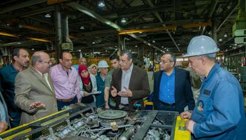 وزير الإنتاج الحربى يفاجئ قيادات وعمال إنتاج وإصلاح المدرعات 