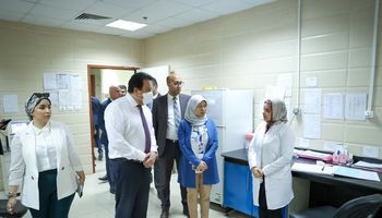 وزير الصحة يتفقد مستشفى 15 مايو النموذجي 