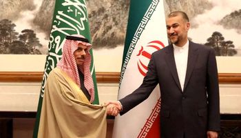 وزيرا الخارجية السعودي والإيراني يناقشان تعزيز العلاقات بين البلدين