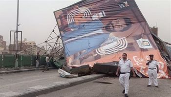 انهيار لافتة إعلانات أعلى كوبري أكتوبر بالقاهرة