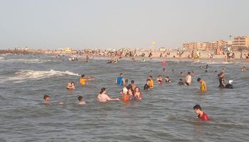 توافد المواطنين على شواطئ مصيف بلطيم