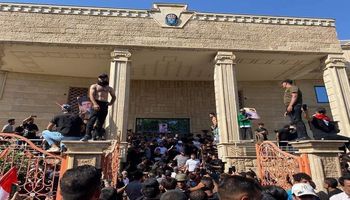 عراقيون يقتحمون سفارة السويد في بغداد