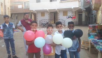 أطفال كفر الشيخ يحتفلون بالبالونات في الشوراع 