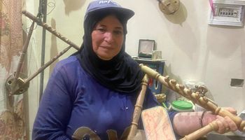 الدكتورة أسماء أول سيدة مصرية تصنع آلة السمسمية 