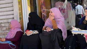 انتظار الأمهات أمام اللجان بامتحانات الثانوية العامة ببنى سويف 