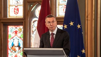 برلمان لاتفيا ينتخب رينكيفيتش رئيسًا للبلاد.. أول "مثلي" في منصبه