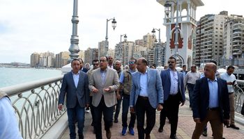 رئيس الوزراء يتفقد مشروع نفق وكباري السادات والممشى السياحي الجديد بميامي