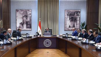 رئيس الوزراء يستعرض التصورات المقترحة لتطوير المنطقة المحيطة بمحطة سكك حديد مصر