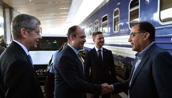 رئيس الوزراء أثناء استقباله في كييف  