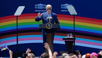 سخرية وضجة في مواقع التواصل عقب رفع علم المثليين على البيت الأبيض