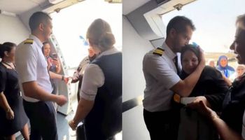 طيار مصري يفاجئ والدته بأنه قائد الطائرة التي ستقلها لأداء مناسك الحج