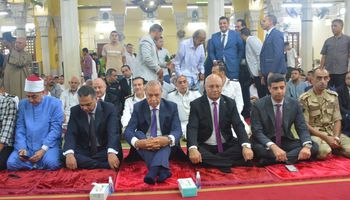 محافظ القليوبية يؤدى الصلاة بمسجد ناصر