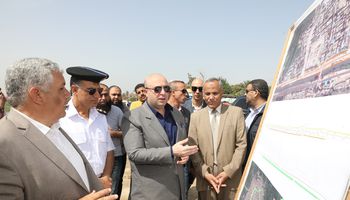 محافظ بني سويف يتابع تطوير الطرق والمحاور المرورية بمدينة ناصر 