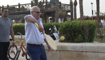 محافظ بورسعيد يشارك رواد الشاطىء رياضة "الراكيت" 