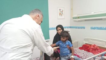 مدير مستشفى إهناسيا التخصصي ببنى سويف يوزع الهدايا على الأطفال المرضى 