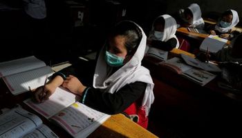 موجة التسمم تتسلل إلى أفغانستان.. عشرات الطالبات أصبن