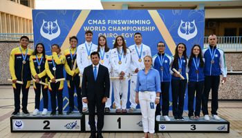 وزير الرياضة يكرم الفائزين في منافسات بطولة العالم للسباحة بالزعانف