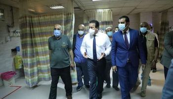 وزير الصحة يتفقد مستشفى وادي النطرون