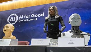 أول مؤتمر صحفي في العالم للروبوتات