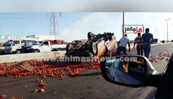 إنقلاب سيارة ربع نقل محملة بالطماطم 