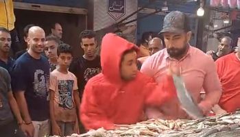 التيك توكر "نويل روبنسون" في سوق الأسماك ببورسعيد