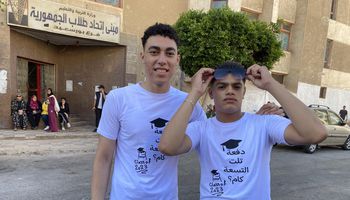 بتشتري " دفعة تلت التسعة كام " طلاب بورسعيد يحتفلون باخر ماراثون للثانوية العامة 