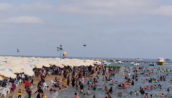 زحام شديد على شواطئ الإسكندرية