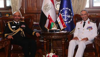 قائد القوات البحرية المصرية يلتقى نظيره من القوات البحرية السلطانية العمانية