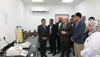 محافظ بنى سويف وسفير سنغافورة يفتتحان مصنع لتصنيع وتصدير النبانات الطبية والعطرية 