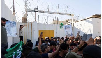 محتجون يقتحمون سفارة السويد في العراق