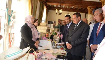 وزير التنمية المحلية ومحافظ الفيوم يتفقدان معرض منصة " أيادي مصر " 