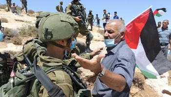 قوات الاحتلال تعتدي على وزير فلسطيني بالضرب 