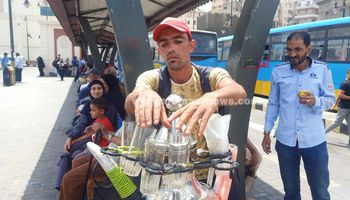 «غريب» أشهر بائع عصير بمحطة مصر بالإسكندرية
