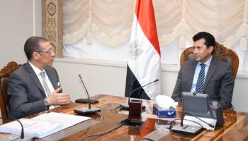 وزير الشباب والرياضة يلتقي رئيس الاتحاد المصري لكرة الطائرة