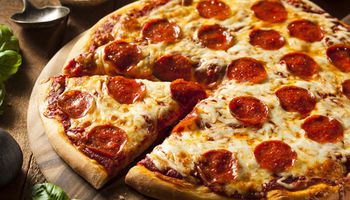 شاب يطلب تعويض مالي بالملايين بسبب "البيتزا"