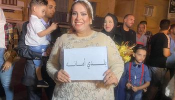 عروس تحمل لافتة "بلدى أمانة" رسائل حملة قومى المرأة ببورسعيد 