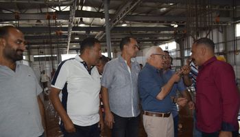 محافظ بورسعيد يتفقد مصنع داك لإنتاج الأحذية 