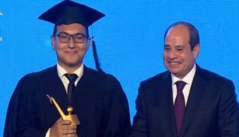 الرئيس السيسي يكرم أوائل الخريجين بالجامعات المصرية 