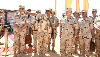 رئيس أركان حرب القوات المسلحة يتفقد إحدى المراحل التدريبية بنطاق المنطقة المركزية العسكرية